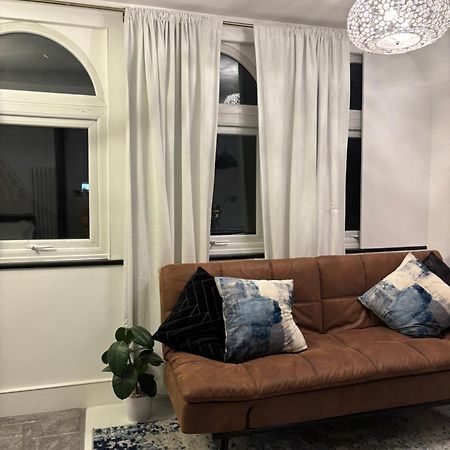 Newly Renovated Modern Studio Apartment In West Kensington Londen Buitenkant foto