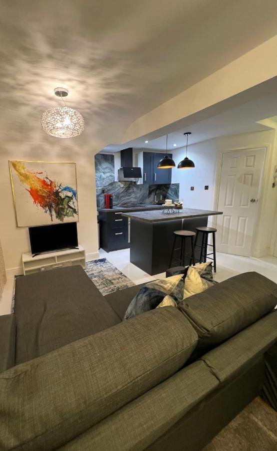 Newly Renovated Modern Studio Apartment In West Kensington Londen Buitenkant foto