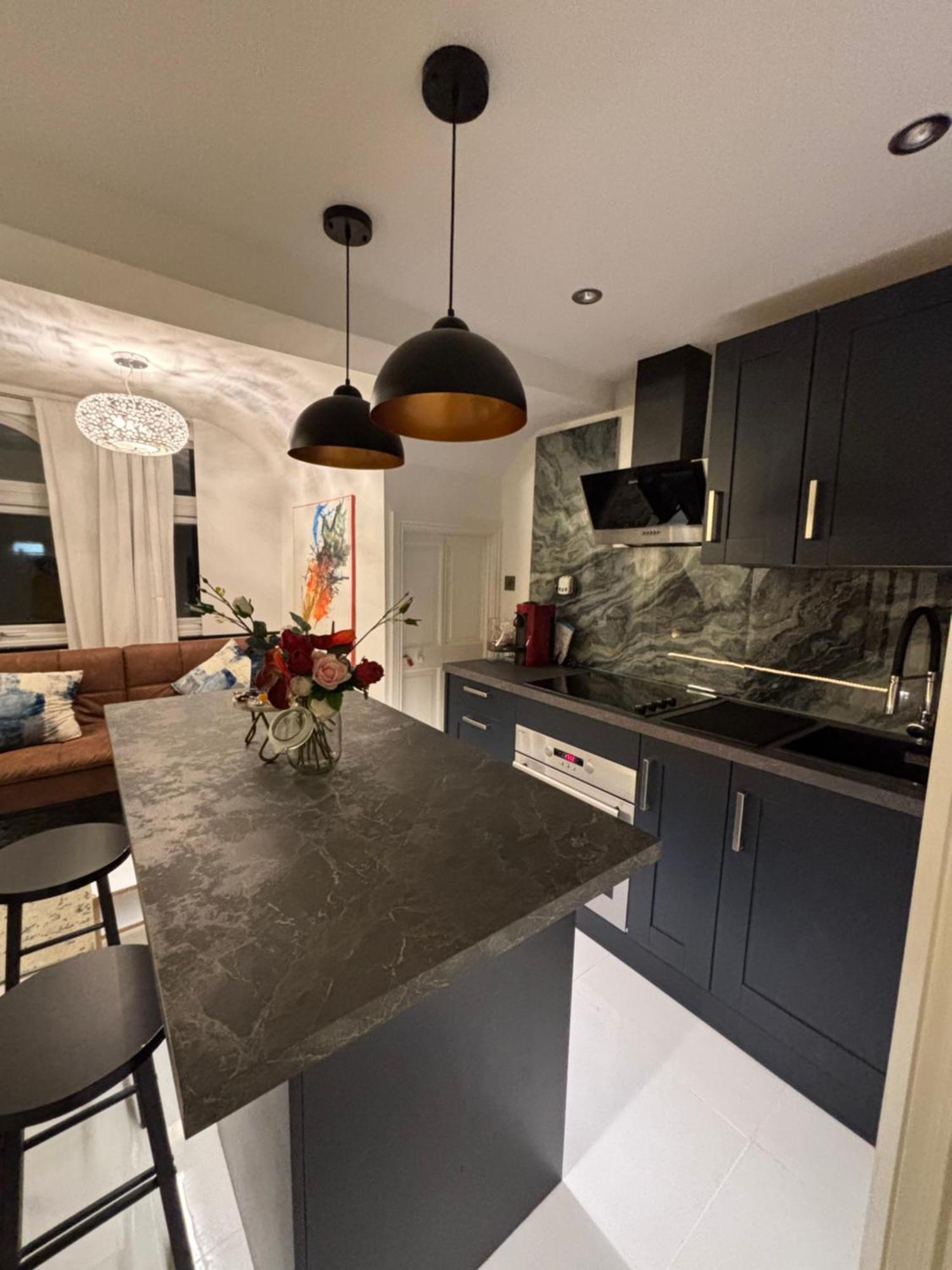 Newly Renovated Modern Studio Apartment In West Kensington Londen Buitenkant foto