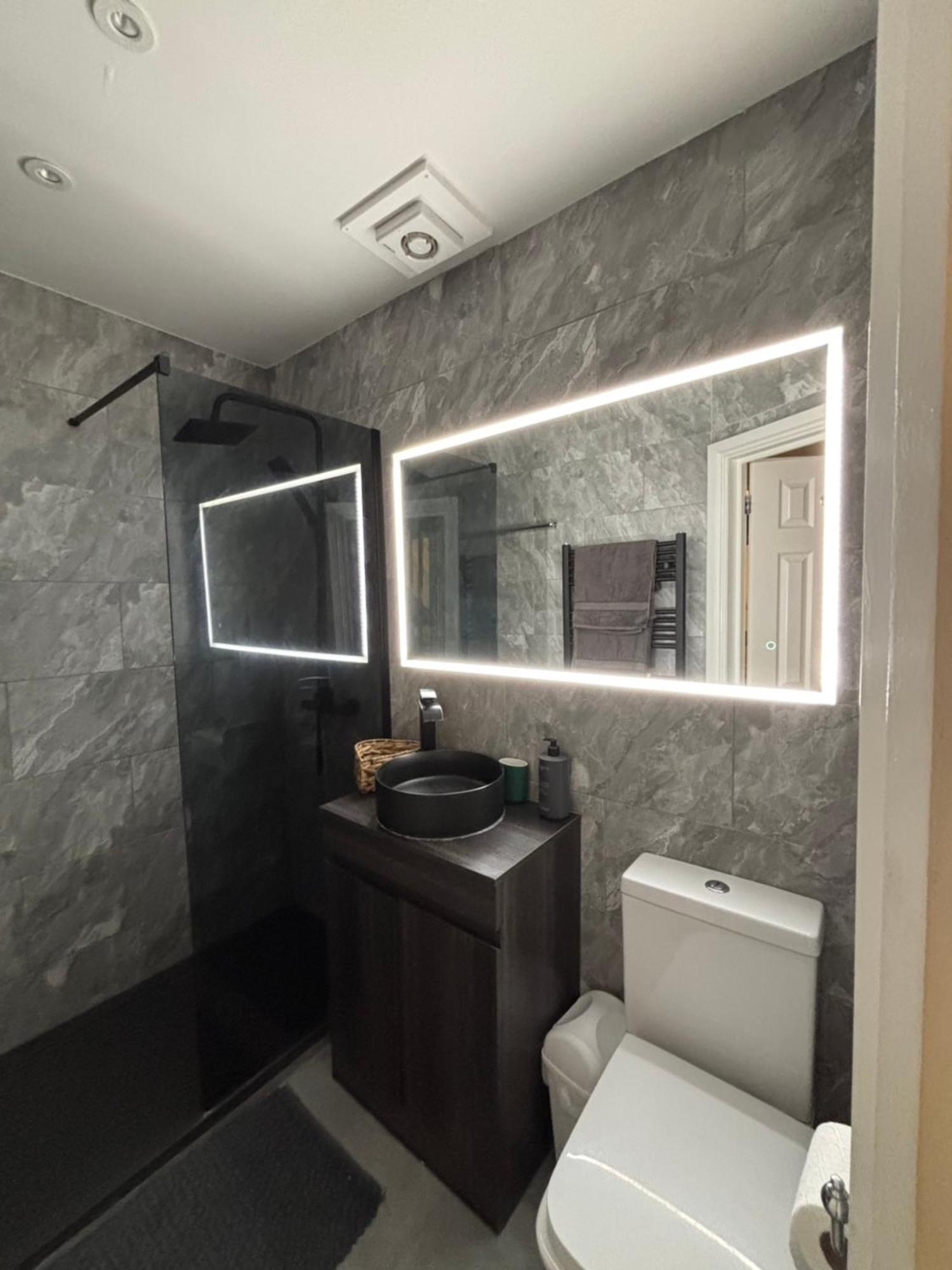 Newly Renovated Modern Studio Apartment In West Kensington Londen Buitenkant foto